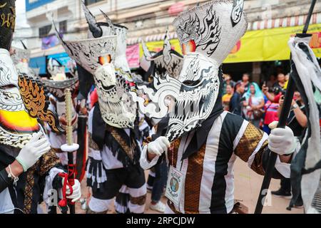 (190706) -- LOEI, 6. Juli 2019 -- Menschen besuchen die Parade des Phi Ta Khon & Bun Luang Festivals in der Provinz Loei, Thailand, 6. Juli 2019. Phi Ta Khon, manchmal auch als Geisterfestival bekannt, ist der häufigste Name für eine Gruppe von Festivals, die in Dan Sai, Provinz Loei, stattfinden. Die Veranstaltungen finden an drei Tagen zwischen Juni und Juli statt. ) THAILAND-LOEI-PHI TA KHON-PARADE ZHANGXKEREN PUBLICATIONXNOTXINXCHN Stockfoto