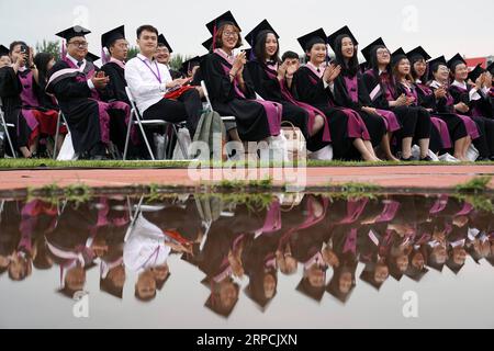 (190707) -- PEKING, 7. Juli 2019 -- Absolventinnen und Absolventen nehmen an der Eröffnungszeremonie der Tsinghua-Universität 2019 Teil, die am 7. Juli 2019 in Peking, der Hauptstadt Chinas, stattfand. Mehr als 3.000 Absolventen nahmen an der Zeremonie am Sonntag Teil. ) CHINA-BEIJING-TSINGHUA UNIVERSITY-GRADUATION (CN) JUXHUANZONG PUBLICATIONXNOTXINXCHN Stockfoto