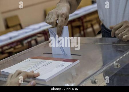 (190707) -- ATHEN, 7. Juli 2019 (Xinhua) -- Ein Mann stimmt in einer Wahlstation in Athen, Griechenland, 7. Juli 2019. Die griechischen Wähler begannen am Sonntag bei den ersten Parlamentswahlen, seit das Land im letzten Jahr die internationalen Rettungspakete verlassen hatte, ihre Stimmzettel abzugeben. Die Wahllokale sind bundesweit zwischen 7.00 und 19.00 Uhr Ortszeit (0400-1600 GMT) geöffnet. Etwa 9,9 Millionen Bürger ab 17 Jahren sind wahlberechtigt. (Xinhua/Panagiotis Moschandreou) GRIECHENLAND-ATHEN-PARLAMENTSWAHLEN-ABSTIMMUNG PUBLICATIONxNOTxINxCHN Stockfoto