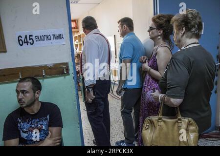 (190707) -- ATHEN, 7. Juli 2019 (Xinhua) -- die Wähler stellen sich am 7. Juli 2019 in einer Wahlstation in Athen, Griechenland, an. Die griechischen Wähler begannen am Sonntag bei den ersten Parlamentswahlen, seit das Land im letzten Jahr die internationalen Rettungspakete verlassen hatte, ihre Stimmzettel abzugeben. Die Wahllokale sind bundesweit zwischen 7.00 und 19.00 Uhr Ortszeit (0400-1600 GMT) geöffnet. Etwa 9,9 Millionen Bürger ab 17 Jahren sind wahlberechtigt. (Xinhua/Panagiotis Moschandreou) GRIECHENLAND-ATHEN-PARLAMENTSWAHLEN-ABSTIMMUNG PUBLICATIONxNOTxINxCHN Stockfoto