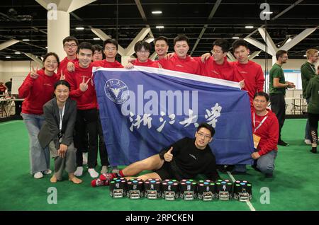 (190707) -- SYDNEY, 7. Juli 2019 -- Teammitglieder der Zhejiang University posieren für ein Gruppenfoto beim RoboCup 2019 in Sydney, Australien, 7. Juli 2019. Die chinesische Zhejiang University wurde am Sonntag zum Roboter-Fußballmeister der Welt gekrönt, nachdem sie beim RoboCup 2019 in Sydney das deutsche Team er-Force 1-0 besiegt hatte – einem internationalen Wettbewerb, der die neueste Robotik-Technologie zeigt. ) AUSTRALIEN-SYDNEY-ROBOTER-FUSSBALL BaixXuefei PUBLICATIONxNOTxINxCHN Stockfoto