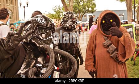 (190708) -- PEKING, 8. Juli 2019 -- Besucher nehmen am 2019 UFO Festival in Roswell, New Mexico, USA, am 6. Juli 2019 Teil. ) XINHUA FOTOS DES TAGES RichardxLakin PUBLICATIONxNOTxINxCHN Stockfoto