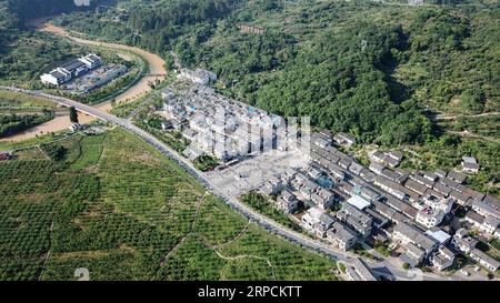 (190708) -- RUCHENG, 8. Juli 2019 -- Luftaufnahme, aufgenommen am 14. Juni 2019, zeigt den Blick auf das Dorf Shazhou im Kreis Rucheng, Provinz Hunan in Zentralchina. Zehntausende von Menschen aus dem ganzen Land kamen letzte Woche in ein kleines Dorf in der Provinz Hunan in Zentralchina, um genau zu sein, auf der Suche nach einer halbierten Decke, die jetzt nicht mehr gefunden werden kann. Die halbierte Decke wurde von drei jungen Soldaten der Roten Armee als Geschenk an Xu Jiexiu, eine Landfrau, die 1934 mit ihrem Mann und ihrem einjährigen Sohn im Dorf Shazhou lebte, geschnitten. Fünfzig Jahre später zog ein chinesischer Journalist das zurück Stockfoto