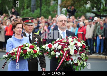 (190708) -- RIGA, 8. Juli 2019 -- Lettlands neuer Präsident Egils Levits (R) und seine Frau überreichen Blumen an das Freiheitsdenkmal in der Innenstadt von Riga, Lettland, 8. Juli 2019. Egils Levits übernahm am Montag das Amt des neuen lettischen Präsidenten und legte hier vor dem parlament in einer Zeremonie im öffentlichen Fernsehen den Amtseid ab. Janis) LETTLAND-RIGA-NEUER PRÄSIDENT-ÜBERNEHMEN-AMT GuoxQun PUBLICATIONxNOTxINxCHN Stockfoto