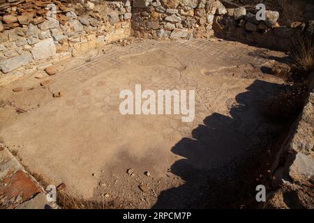 Mosaikreste auf dem Boden eines Standardhauses in der antiken Stadt Knidos, einer der ältesten Städte Anatoliens, Türkei Mugla Datca, Juni 26 2023 Stockfoto