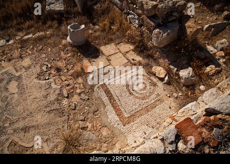 Mosaikreste auf dem Boden eines Standardhauses in der antiken Stadt Knidos, einer der ältesten Städte Anatoliens, Türkei Mugla Datca, Juni 26 2023 Stockfoto