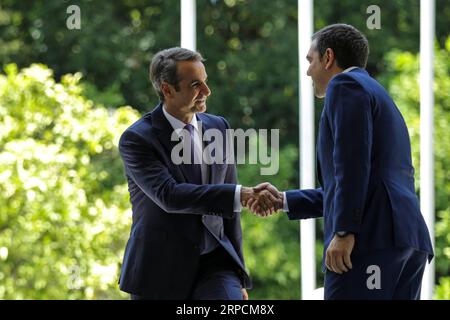 (190708) -- ATHEN, 8. Juli 2019 -- der ehemalige griechische Premierminister Alexis Tsipras (R) begrüßt den neu gewählten griechischen Ministerpräsidenten Kyriakos Mitsotakis, den Vorsitzenden der konservativen Partei der Neuen Demokratie in Griechenland, im Maximos Mansion in Athen, Griechenland, 8. Juli 2019. Kyriakos Mitsotakis, Vorsitzender der konservativen Partei der Neuen Demokratie in Griechenland, wurde am Montag als neuer Ministerpräsident Griechenlands vereidigt, nachdem er die nationalen Schnellwahlen am Sonntag gewonnen hatte. UM MIT DEM konservativen Führer Kyriakos Mitsotakis ZUSAMMEN ZU KOMMEN, der als neuer Ministerpräsident Griechenlands vereidigt wurde. Lefteris Partsalis) GRIECHENLAND-ATHEN-MITSOTAKIS-TSIPRAS-PM-MAXIMOS VILLA LaixFutailisi¤p Stockfoto