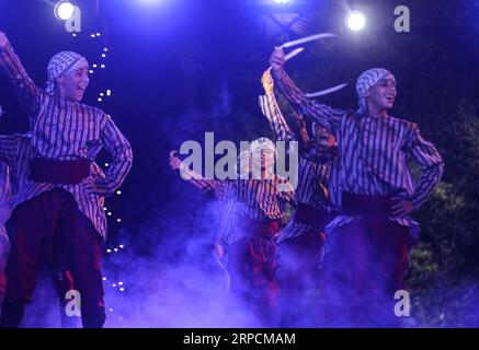 (190708) -- GAZA, 8. Juli 2019 (Xinhua) -- palästinensische Tänzerinnen führen den Volkstanz Dabka während des Palestine International Festivals 2019 in Gaza City am 8. Juli 2019 auf. (STR/Xinhua) MIDEAST-GAZA-PALESTINE INTERNATIONAL FESTIVAL PUBLICATIONxNOTxINxCHN Stockfoto
