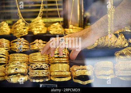 (190708) -- GAZA, 8. Juli 2019 (Xinhua) -- Ein Händler zeigt Goldhandwerk auf einem Goldmarkt in Gaza-Stadt, 8. Juli 2019. Das Ministerium für nationale Wirtschaft in Gaza sagte, dass die Goldmengen im Juni zurückgingen. (STR/Xinhua) MIDEAST-GAZA-GOLDMARKT PUBLICATIONxNOTxINxCHN Stockfoto