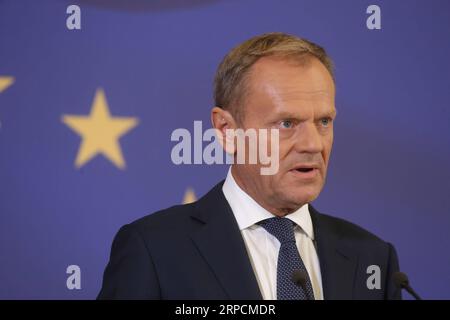 (190709) -- KIEW, 9. Juli 2019 (Xinhua) -- Präsident des Europäischen Rates Donald Tusk nimmt am 8. Juli 2019 an einer Pressekonferenz in Kiew, Ukraine, Teil. Während des Gipfeltreffens zwischen der Ukraine und der EU am Montag in Kiew wurden fünf Abkommen unterzeichnet, in denen 126,9 Millionen Euro (142,3 Millionen US-Dollar) Hilfe für die Ukraine bereitgestellt wurden, wie Informationen auf der offiziellen Website des ukrainischen Präsidenten zeigten. Während des Treffens des ukrainischen Präsidenten Wolodymyr Zelensky, des Präsidenten des Europäischen Rates Donald Tusk und des Präsidenten der Europäischen Kommission Jean-Claude Juncker wurden eine Reihe von Abkommen über die Zusammenarbeit zwischen der Ukraine und der EU geschlossen Stockfoto