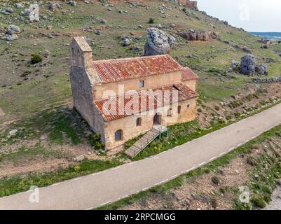 Eremitage von San Miguel am Fuße des Schlosses Gormaz Provinz Soria. Spanien Luftaufnahme Stockfoto