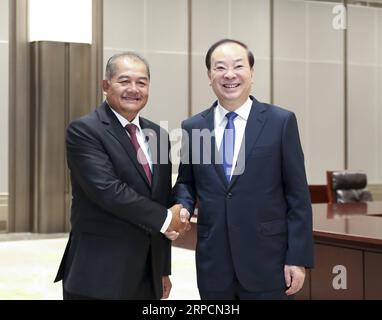 (190709) -- PEKING, 9. Juli 2019 -- Huang Kunming (R), Mitglied des Politischen Büros des Zentralkomitees der Kommunistischen Partei Chinas (KPCh), Mitglied des Sekretariats des Zentralkomitees der KPCh und Leiter der Öffentlichkeitsabteilung des Zentralkomitees der KPCh, trifft sich mit Kikeo Khaykhamphithoune, Leiter der Öffentlichkeitsabteilung des Zentralkomitees der Revolutionären Volkspartei Laos (LPRP) vor einem Seminar in Xiamen, Provinz Fujian im Südosten Chinas, 9. Juli 2019. Die Kommunistische Partei Chinas (KPCh) und die Laotische Volksrevolutionäre Partei (LPRP) hielten ihr achtes Theorieseminar über Tu ab Stockfoto