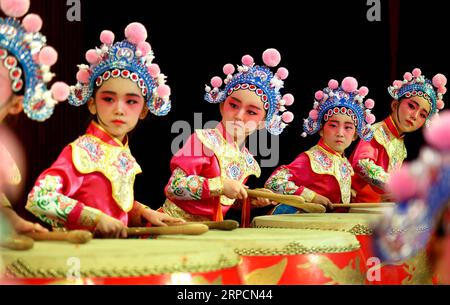 (190709) -- PEKING, 9. Juli 2019 -- Studenten führen traditionelle chinesische Oper während einer Veranstaltung anlässlich des bevorstehenden Internationalen Kindertages in der Provinz Yiyuan der Stadt Zibo, ostchinesische Provinz Shandong, 31. Mai 2019 auf. ) Xinhua-Schlagzeilen: Schlüsseldokumentenaugen wesentliche Verbesserung der Pflichtschulbildung ZhaoxDongshan PUBLICATIONxNOTxINxCHN Stockfoto