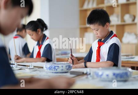 (190709) -- PEKING, 9. Juli 2019 -- Studenten besuchen eine Kalligraphie-Klasse an der Neiqiu Experimental Primary School im Neiqiu County, nordchinesische Provinz Hebei, 26. Juni 2019. ) Xinhua-Schlagzeilen: Schlüsseldokumentenaugen wesentliche Verbesserung der Pflichtschulbildung ZhuxXudong PUBLICATIONxNOTxINxCHN Stockfoto