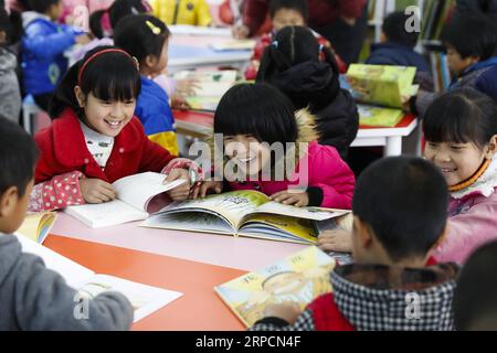 (190709) -- PEKING, 9. Juli 2019 -- Schüler lesen Bücher während einer Lesestunde an der Quyang Primary School im Yudu County, ostchinesische Provinz Jiangxi, 23. Februar 2017. ) Xinhua-Schlagzeilen: Schlüsseldokumentenaugen wesentliche Verbesserung der Pflichtschulbildung ShenxBohan PUBLICATIONxNOTxINxCHN Stockfoto