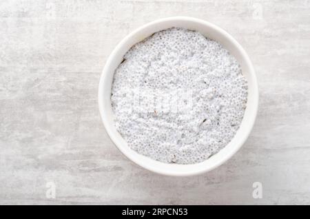 Gesunde Chia Pudding Schüssel auf hellem Marmorhintergrund, Frühstück, Superfood, Vegan Food Stockfoto