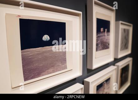 (190709) -- WASHINGTON, 9. Juli 2019 -- Foto aufgenommen am 9. Juli 2019 zeigt Earthrise Across Mare Smythii (1. L), ausgestellt während einer Vorschau von by the Light of the silvery Moon: A Century of Lunar Photographs in der National Gallery of Art in Washington D.C., USA. In der Ausstellung vom 14. Juli 2019 bis zum 5. Januar 2020 werden rund 50 Werke, darunter eine Auswahl an Fotografien, zum 50. Jahrestag der Apollo 11-Mondlandung gezeigt. ) U.S.-WASHINGTON D.C.-EXHIBITION-LUNAR FOTO LIUXJIE PUBLICATIONXNOTXINXCHN Stockfoto