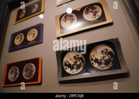 (190709) -- WASHINGTON, 9. Juli 2019 -- Foto aufgenommen am 9. Juli 2019 zeigt stereoskopische Albumabzüge View of the Moon, ausgestellt während einer Vorschau von by the Light of the Silvery Moon: A Century of Lunar Photographs in der National Gallery of Art in Washington D.C., USA. In der Ausstellung vom 14. Juli 2019 bis zum 5. Januar 2020 werden rund 50 Werke, darunter eine Auswahl an Fotografien, zum 50. Jahrestag der Apollo 11-Mondlandung gezeigt. ) U.S.-WASHINGTON D.C.-EXHIBITION-LUNAR FOTO LIUXJIE PUBLICATIONXNOTXINXCHN Stockfoto