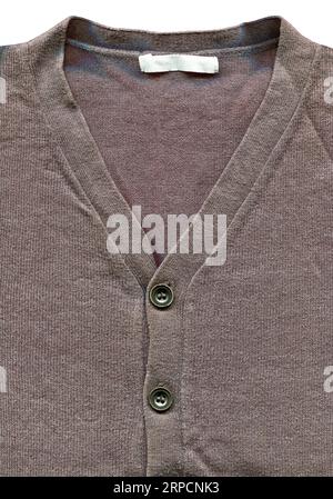 Gemusterte Strickjacke aus Wolle. Handgefertigter Strickstoff grauer Wollpullover mit Hintergrundtextur und grauen Knöpfen Stockfoto