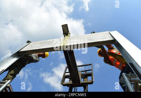 (190710) -- CHANGCHUN, 10. Juli 2019 -- Arbeiter installieren Schallschutz bei heißem Wetter für den Wiederaufbau und die Erweiterung des Changchun-Lalinhe Abschnitts des Beijing-Harbin Expressway, nordöstliche Provinz Jilin, 9. Juli 2019. ) CHINA-JILIN-BEIJING-HARBIN EXPRESSWAY-WORKERS (CN) LINXHONG PUBLICATIONXNOTXINXCHN Stockfoto