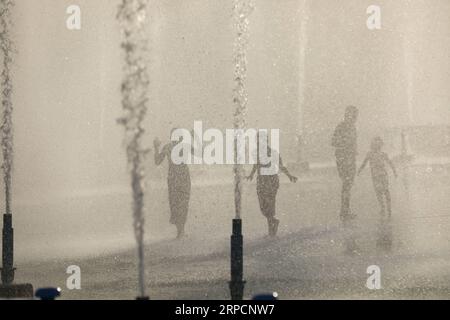 (190710) -- NEW YORK, 10. Juli 2019 -- Kinder spielen mit Wasser in den Springbrunnen rund um die Unisphere im Flushing Meadows Corona Park in New York, USA, 9. Juli 2019. Im Sommer wird das Spielen von Wasser in der Stadt sehr beliebt. ) U.S.-NEW YORK-SUMMER WangxYing PUBLICATIONxNOTxINxCHN Stockfoto