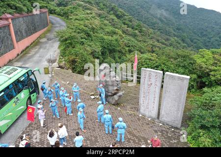 (190710) -- XING AN, 10. Juli 2019 -- Luftaufnahme aufgenommen am 30. Juni 2019 zeigt Touristen, die eine Tour auf dem Laoshanjie-Berg in Xing, einem Kreis der südchinesischen autonomen Region Guangxi Zhuang machen. Gedenkhallen und Märtyrerfriedhöfe entstehen in den letzten Jahren an vielen revolutionären Orten, insbesondere an den Orten entlang der langen Marschroute. Besucher aus ganz China kommen zu diesen Gedenkstätten, verbinden sich mit der Geschichte, holen den Geist des langen Marsches zurück und verleihen dem roten Tourismusboom mehr Schwung. Mitte Oktober 1934 starteten die Soldaten der Roten Armee das epischste Militärmanöver Stockfoto