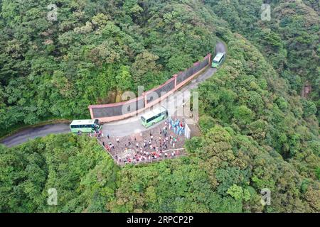 (190710) -- XING AN, 10. Juli 2019 -- Luftaufnahme aufgenommen am 30. Juni 2019 zeigt Touristen, die eine Tour auf dem Laoshanjie-Berg in Xing, einem Kreis der südchinesischen autonomen Region Guangxi Zhuang machen. Gedenkhallen und Märtyrerfriedhöfe entstehen in den letzten Jahren an vielen revolutionären Orten, insbesondere an den Orten entlang der langen Marschroute. Besucher aus ganz China kommen zu diesen Gedenkstätten, verbinden sich mit der Geschichte, holen den Geist des langen Marsches zurück und verleihen dem roten Tourismusboom mehr Schwung. Mitte Oktober 1934 starteten die Soldaten der Roten Armee das epischste Militärmanöver Stockfoto