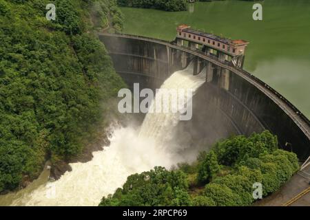 (190710) -- WENZHOU, 10. Juli 2019 -- Luftaufnahme, aufgenommen am 10. Juli 2019, zeigt Wasser, das aus dem Jinxi-Reservoir im Yongjia County in WENZHOU, ostchinesische Provinz Zhejiang, austritt. Der Stausee begann am Mittwoch, das Hochwasser, das durch die andauernden Starkregen hervorgerufen wurde, zu entwässern. (Foto: /Xinhua) CHINA-ZHEJIANG-WATER DISCHARGE (CN) SuxQiaojiang PUBLICATIONxNOTxINxCHN Stockfoto