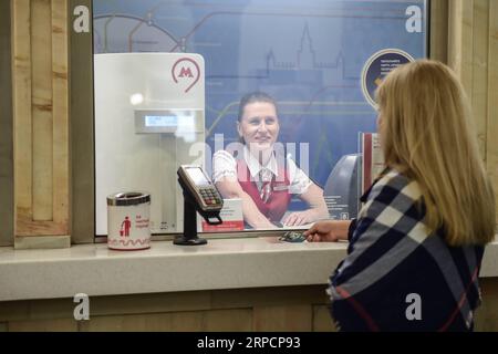 (190710) -- MOSKAU, 10. Juli 2019 (Xinhua) -- Ein Passagier kauft am 10. Juli 2019 die limitierte Auflage der Moskauer U-Bahn-Karte Troika mit einem riesigen Panda-Bild in Moskau, Russland. Moscow Subway veröffentlichte eine limitierte Auflage von 10.000 U-Bahn-Karten mit chinesischen Riesenpanda-Bildern, um den 155. Jahrestag des Moskauer Zoos zu feiern, der Ende April zwei riesige Pandas Ru Yi und Ding Ding aus China akzeptierte. (Xinhua/Evgeny Sinitsyn) RUSSLAND-MOSKAU-METRO CARD-LIMITED EDITION-RIESE PANDA PUBLICATIONxNOTxINxCHN Stockfoto