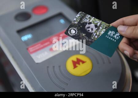 (190710) -- MOSKAU, 10. Juli 2019 (Xinhua) -- das Foto vom 10. Juli 2019 zeigt eine limitierte Ausgabe der Metrokarte Troika mit einem riesigen Pandabild in Moskau, Russland. Moscow Subway veröffentlichte eine limitierte Auflage von 10.000 U-Bahn-Karten mit chinesischen Riesenpanda-Bildern, um den 155. Jahrestag des Moskauer Zoos zu feiern, der Ende April zwei riesige Pandas Ru Yi und Ding Ding aus China akzeptierte. (Xinhua/Evgeny Sinitsyn) RUSSLAND-MOSKAU-METRO CARD-LIMITED EDITION-RIESE PANDA PUBLICATIONxNOTxINxCHN Stockfoto