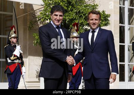 (190710) -- PARIS, 10. Juli 2019 (Xinhua) -- der französische Präsident Emmanuel Macron (R, Front) gibt Nechirvan Barzani (L, Front), Präsident der halbautonomen Region Kurdistan im Elysee-Palast in Paris, Frankreich, am 10. Juli 2019 die Hand. (Xinhua/Jack Chan) FRANCE-PARIS-MACRON-IRAQ-BARZANI-MEETING PUBLICATIONxNOTxINxCHN Stockfoto