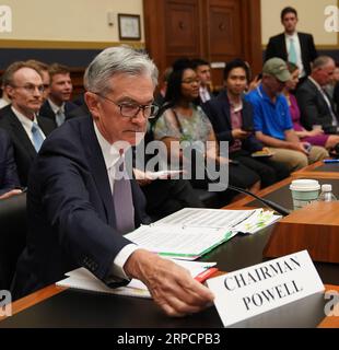 (190710) -- WASHINGTON, 10. Juli 2019 -- der Vorsitzende der US-Notenbank Jerome Powell bereitet sich darauf vor, am 10. Juli 2019 vor dem House Financial Services Committee über den Zustand der US-Wirtschaft auf dem Capitol Hill in Washington D.C. auszusagen. Jerome Powell sagte am Mittwoch, dass Querschnittseffekte wie Handelsspannungen und Sorgen über das globale Wachstum die Wirtschaftsaktivität und die Aussichten in den USA belastet hätten. ) U.S.-WASHINGTON D.C.-FED-POWELL-HEARING LIUXJIE PUBLICATIONXNOTXINXCHN Stockfoto