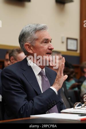 (190710) -- WASHINGTON, 10. Juli 2019 -- der Vorsitzende der US-Notenbank Jerome Powell bezeugt vor dem House Financial Services Committee am 10. Juli 2019 auf dem Capitol Hill in Washington D.C. in den USA den Zustand der US-Wirtschaft. Jerome Powell sagte am Mittwoch, dass Querschnittseffekte wie Handelsspannungen und Sorgen über das globale Wachstum die Wirtschaftsaktivität und die Aussichten in den USA belastet hätten. ) U.S.-WASHINGTON D.C.-FED-POWELL-HEARING LIUXJIE PUBLICATIONXNOTXINXCHN Stockfoto