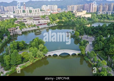 (190711) -- CHONGQING, 11. Juli 2019 -- Luftaufnahme vom 10. Juli 2019 zeigt die Landschaft des Xiuhu National Wetland Park im Bezirk Bishan im südwestlichen China Chongqing. ) CHINA-CHONGQING-BISHAN-WETLAND PARK-LANDSCHAFT (CN) LIUXCHAN PUBLICATIONXNOTXINXCHN Stockfoto