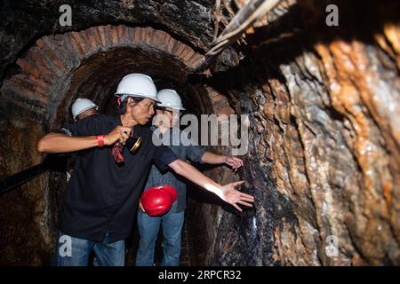 (190711) -- SAWAHLUNTO, 11. Juli 2019 -- Touristen besuchen das Ombilin Kohlebergbauerbe in Sawahlunto, West Sumatra, Indonesien, 11. Juli 2019. Das Ombilin Coal Mining Heritage, erbaut in den 1890er Jahren, wurde am 6. Juli 2019 zum Weltkulturerbe der UNESCO ernannt. INDONESIEN-SAWAHLUNTO-OMBILIN KOHLEBERGBAU-WELTKULTURERBE DUXYU PUBLICATIONXNOTXINXCHN Stockfoto