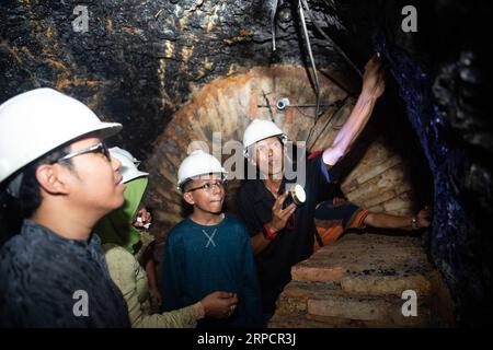 (190711) -- SAWAHLUNTO, 11. Juli 2019 -- Touristen besuchen das Ombilin Kohlebergbauerbe in Sawahlunto, West Sumatra, Indonesien, 11. Juli 2019. Das Ombilin Coal Mining Heritage, erbaut in den 1890er Jahren, wurde am 6. Juli 2019 zum Weltkulturerbe der UNESCO ernannt. INDONESIEN-SAWAHLUNTO-OMBILIN KOHLEBERGBAU-WELTKULTURERBE DUXYU PUBLICATIONXNOTXINXCHN Stockfoto