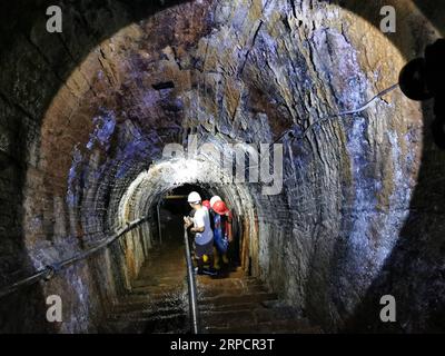 (190711) -- SAWAHLUNTO, 11. Juli 2019 -- Touristen besuchen das Ombilin Kohlebergbauerbe in Sawahlunto, West Sumatra, Indonesien, 11. Juli 2019. Das Ombilin Coal Mining Heritage, erbaut in den 1890er Jahren, wurde am 6. Juli 2019 zum Weltkulturerbe der UNESCO ernannt. INDONESIEN-SAWAHLUNTO-OMBILIN KOHLEBERGBAU-WELTKULTURERBE DUXYU PUBLICATIONXNOTXINXCHN Stockfoto