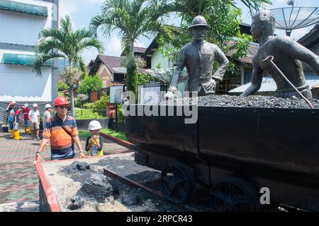 (190711) -- SAWAHLUNTO, 11. Juli 2019 -- Touristen besuchen das Ombilin Kohlebergbauerbe in Sawahlunto, West Sumatra, Indonesien, 11. Juli 2019. Das Ombilin Coal Mining Heritage, erbaut in den 1890er Jahren, wurde am 6. Juli 2019 zum Weltkulturerbe der UNESCO ernannt. INDONESIEN-SAWAHLUNTO-OMBILIN KOHLEBERGBAU-WELTKULTURERBE DUXYU PUBLICATIONXNOTXINXCHN Stockfoto