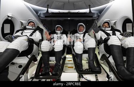 Atlantik. September 2023. Roscosmos-Kosmonaut Andrey Fedyaev, links, NASA-Astronaut Warren 'Woody' Hoburg, zweiter von links, NASA-Astronaut Stephen Bowen, zweiter von rechts, und Sultan Alneyadi (Vereinigte Arabische Emirate), rechts, sind in der Raumsonde SpaceX Dragon Endeavour AN Bord des SpaceX-Rückgewinnungsschiffs MEGAN zu sehen, kurz nachdem er am Montag, dem 4. September 2023, im Atlantik vor der Küste von Jacksonville, Florida, gelandet war. UPI/Alamy Live News Stockfoto