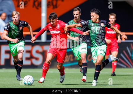 VOLENDAM, NIEDERLANDE - 3. SEPTEMBER: Manfred Ugalde (FC Twente) und Imran Nazih (FC Volendam) beim Eredivisie-Spiel des FC Volendam und des FC Utrech Stockfoto