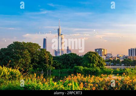 (190712) -- PEKING, 12. Juli 2019 -- Foto aufgenommen am 29. September 2017 zeigt einen Blick auf das Haizhu-Feuchtgebiet in Guangzhou, der Hauptstadt der südchinesischen Provinz Guangdong. Die Provinz Guangdong liegt in Südchina und grenzt im Norden an die Provinzen Hunan und Jiangxi. Es besitzt das bekannte Pearl River Delta, das sich aus drei flussaufwärts gelegenen Flüssen und einer großen Anzahl von Inseln zusammensetzt. Aufgrund des Klimas ist Guangdong berühmt für ein diversifiziertes ökologisches System und eine vielfältige Umwelt. In den letzten Jahren hat Guangdong durch die Einhaltung des Grundsatzes der grünen Entwicklung bemerkenswerte Erfolge erzielt Stockfoto