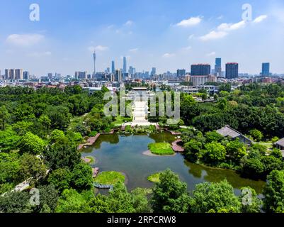 (190712) -- PEKING, 12. Juli 2019 -- Luftaufnahme, aufgenommen am 28. Mai 2018, zeigt einen Blick auf das Haizhu-Feuchtgebiet in Guangzhou, der Hauptstadt der südchinesischen Provinz Guangdong. Die Provinz Guangdong liegt in Südchina und grenzt im Norden an die Provinzen Hunan und Jiangxi. Es besitzt das bekannte Pearl River Delta, das sich aus drei flussaufwärts gelegenen Flüssen und einer großen Anzahl von Inseln zusammensetzt. Aufgrund des Klimas ist Guangdong berühmt für ein diversifiziertes ökologisches System und eine vielfältige Umwelt. In den letzten Jahren hat Guangdong durch die Einhaltung des Grundsatzes der grünen Entwicklung bemerkenswerte ach geschaffen Stockfoto