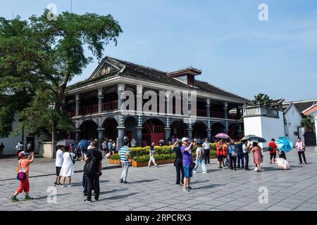 (190712) -- ZUNYI, 12. Juli 2019 -- Menschen besuchen den Ort der Zunyi-Konferenz in der Stadt Zunyi, Südwestchinas Provinz Guizhou, 4. Juli 2019. Die Zunyi-Konferenz von 1935, auf der der verstorbene chinesische Führer Mao Zedong seine Autorität innerhalb des Militärs begründete, ist eine wichtige Konferenz während des langen Marsches. Der lange Marsch ist ein militärisches Manöver, das von 1934 bis 1936 durchgeführt wurde. Während dieser Zeit machte sich die chinesische Arbeiter- und Bauernarmee über Zunyi von Ganzhou nach Yan auf und brach die Belagerung der Kuomintang-Truppen, um ihren Widerstand gegen japanische Aggressoren fortzusetzen. Viele Stockfoto