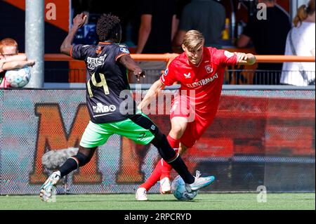 VOLENDAM, NIEDERLANDE - 3. SEPTEMBER: Garang Kuol (FC Volendam) und Alfons Sampsted (FC Twente) während des Eredivisie-Spiels des FC Volendam und des FC Utrec Stockfoto