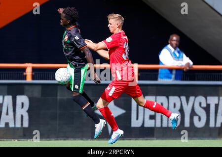 VOLENDAM, NIEDERLANDE - 3. SEPTEMBER: Garang Kuol (FC Volendam) und Max Bruns (FC Twente) beim Eredivisie-Spiel des FC Volendam und des FC Utrecht AT Stockfoto