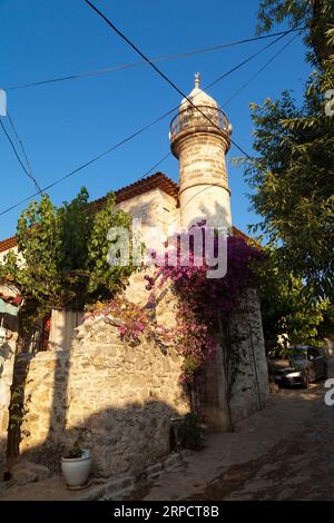 Kleine Moschee aus massivem und nostalgischem Stein, einzigartig in der Region Old Datca, Türkei Old Datca Mugla 26. Juni 2023 Stockfoto