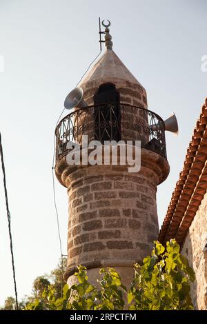 Kleine Moschee aus massivem und nostalgischem Stein, einzigartig in der Region Old Datca, Türkei Old Datca Mugla 26. Juni 2023 Stockfoto