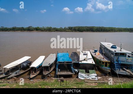 Wunderschöner Blick auf den Amazonas-Regenwald auf alte Boote auf dem Fluss Mamoré an der Grenze von Brasilien und Bolivien, Stadt Guajará-Mirim an einem sonnigen Sommer Stockfoto