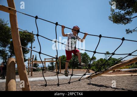 (190712) -- ATHEN, 12. Juli 2019 (Xinhua) -- Ein Junge spielt auf einem neuen Spielplatz, der nach den Waldbränden in der Küstenstadt Mati in der Nähe von Athen, Griechenland, am 12. Juli 2019 gebaut wurde. Der erste Jahrestag der Waldbrände, die am 28. Juli 2018 die Küstenstadt Mati verwüsteten, rückt näher, und die Bewohner versuchen immer noch, ein neues Leben aufzubauen. (Xinhua/Lefteris Partsalis) ZUM MITMACHEN: Kinderspielplatz wird zum Symbol der Hoffnung, ein Jahr nach tödlichen Bränden in der Nähe von Athen GRIECHENLAND-MATI-WALDBRÄNDE-NEUES LEBEN PUBLICATIONxNOTxINxCHN Stockfoto