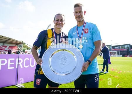 Amsterdam, Niederlande. September 2023. AMSTERDAM, NIEDERLANDE - 2. SEPTEMBER: Renate Jansen vom FC Twente und Coach Joran Pot vom FC Twente posieren mit der Supercup Trophy nach dem niederländischen KNVB Supercup-Spiel der Frauen zwischen AFC Ajax und FC Twente im Sportpark de Toekomst am 2. September 2023 in Amsterdam, Niederlande (Foto: Rene Nijhuis/Orange Pictures) Gutschrift: Orange Pics BV/Alamy Live News Stockfoto